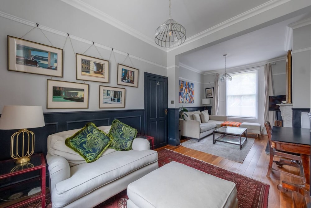 Stylish 2 Bedroom Home in Islington With Garden