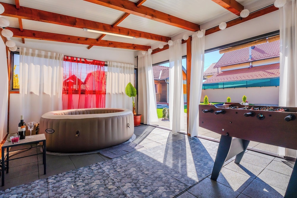 Timber Cottage With Pool