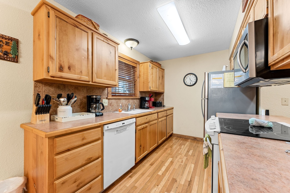 River's Creek 4 Bedroom Cabin by RedAwning