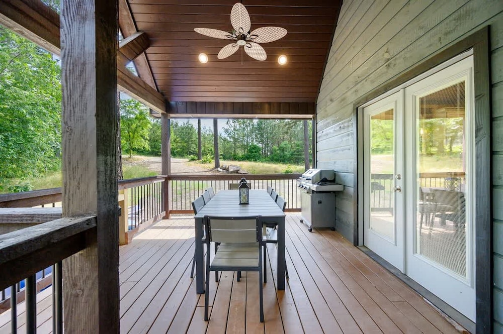 Family-friendly Broken Bow Cabin w spa Game Room