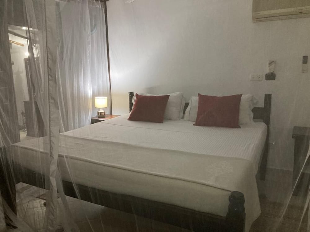 Queen K Cottages At Chrystal Homes