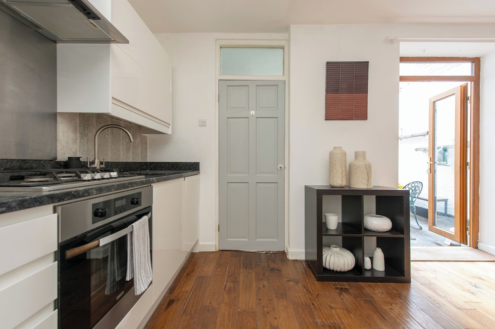 Stratford - Apartment - Sleeps 3 - Great Location