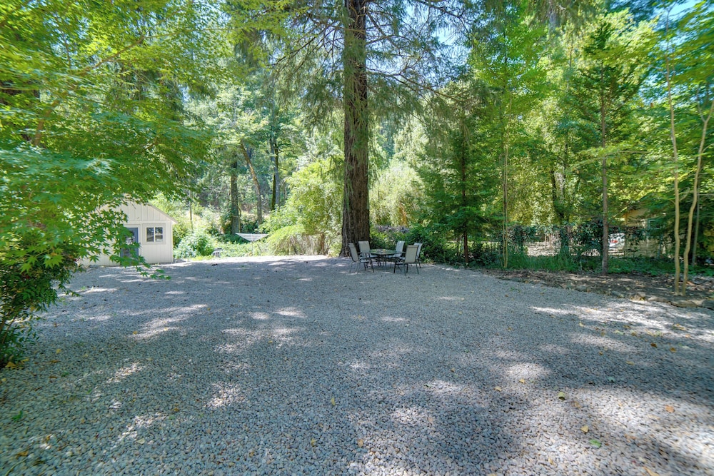 Golf & Hike: Cobb Mountain Cabin in Scenic Forest!