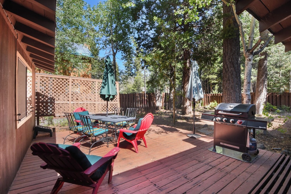 Elm Street Getaway Sleeps 8!