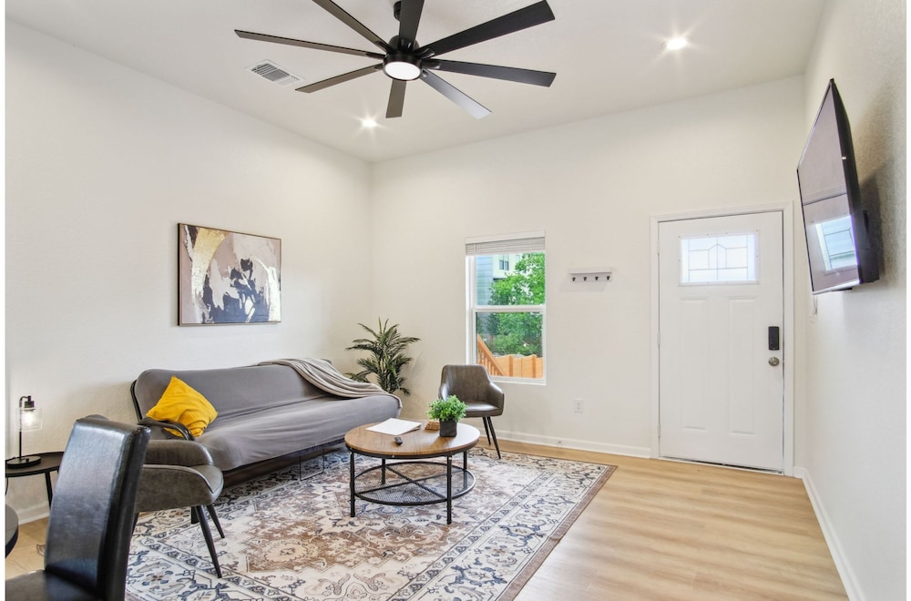 3br-2ba Cityscape Haven With Panoramic Tower View