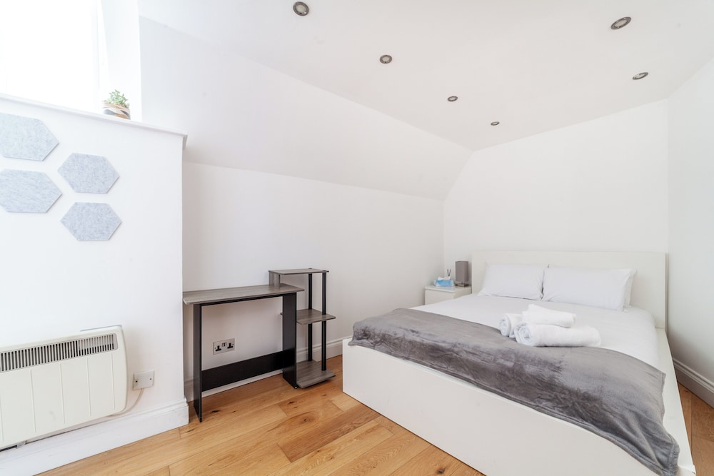 Spacious Retreat 2bed in Camden Town view 3