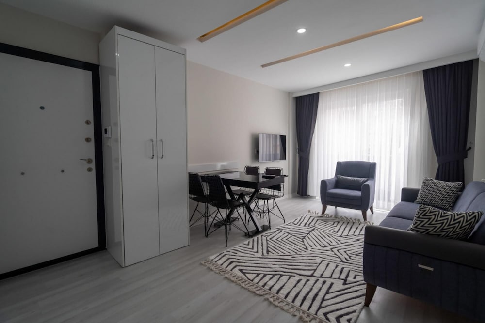 Apartment With Balcony Close to Beach in Muratpasa