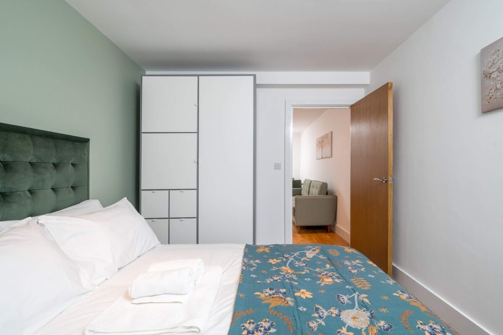 Stunning 3BD Flat, Parking, Sleeps Six, Near Park