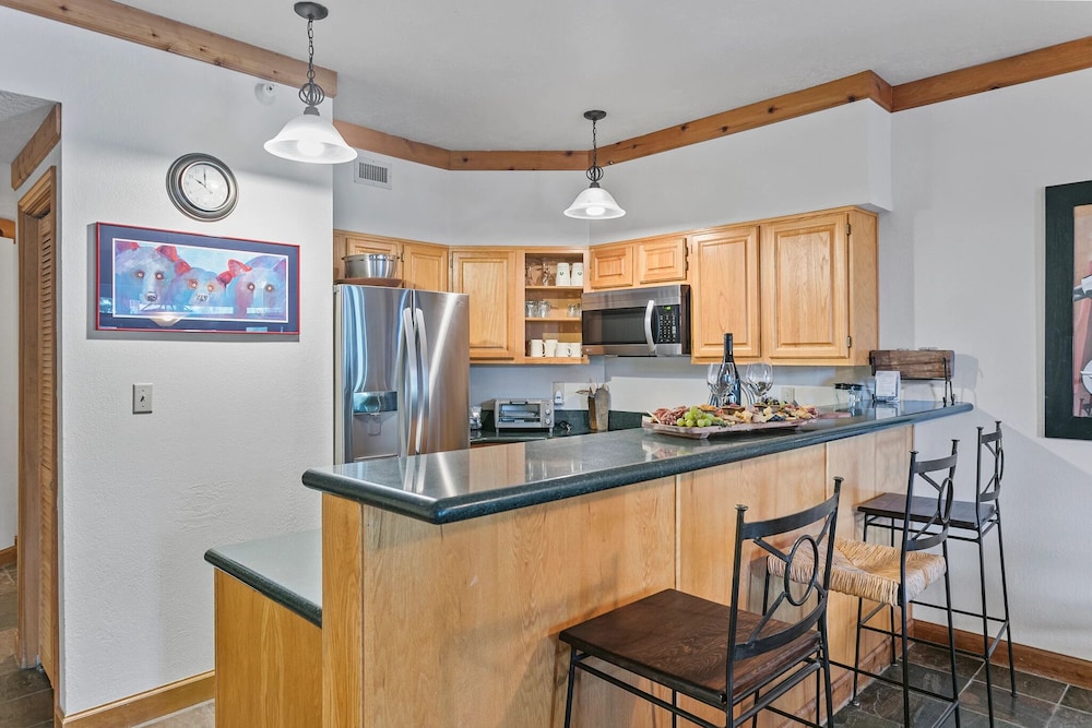 Powder Run at Deer Valley Resort - Two Bedroom Condo with Hot Tub #A12 2 Condo