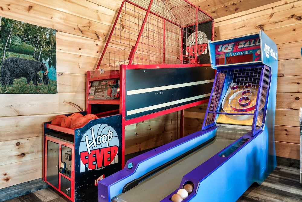 2 Homes Firefly Trail Way by Avantstay Sleeps 28, Indoor Pool + Hot Tub + Movie Theater & Game Room