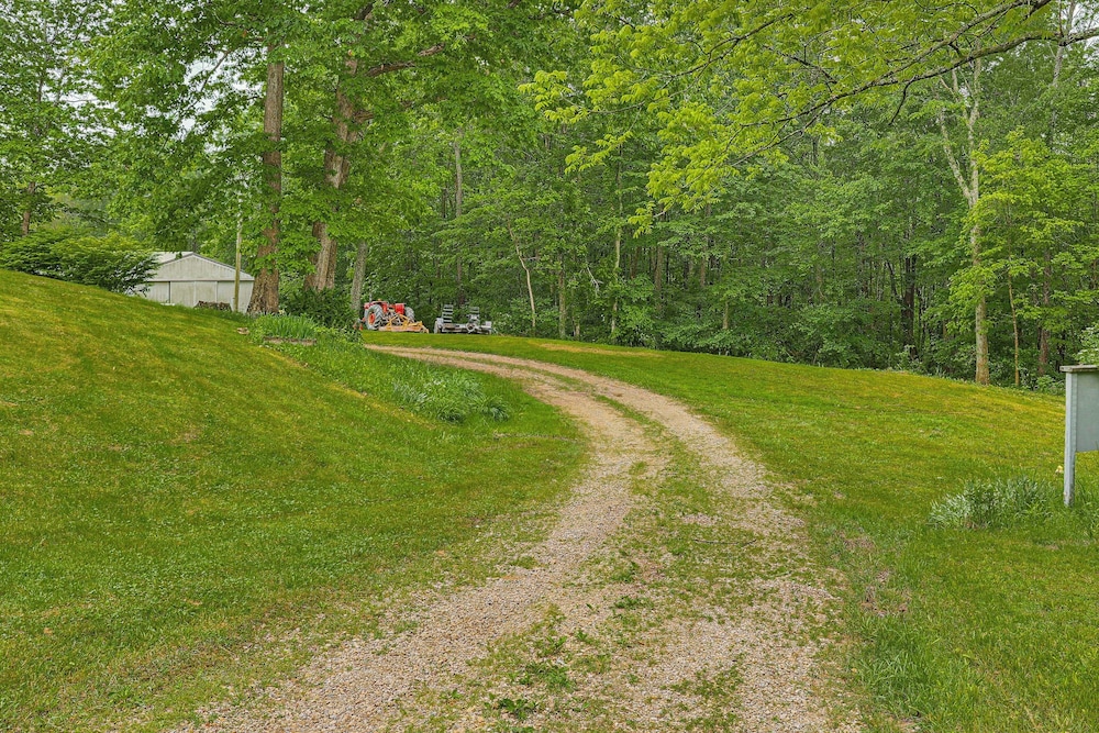 2 Mi to Woodbury Wildlife Area: Cozy Farmhouse!
