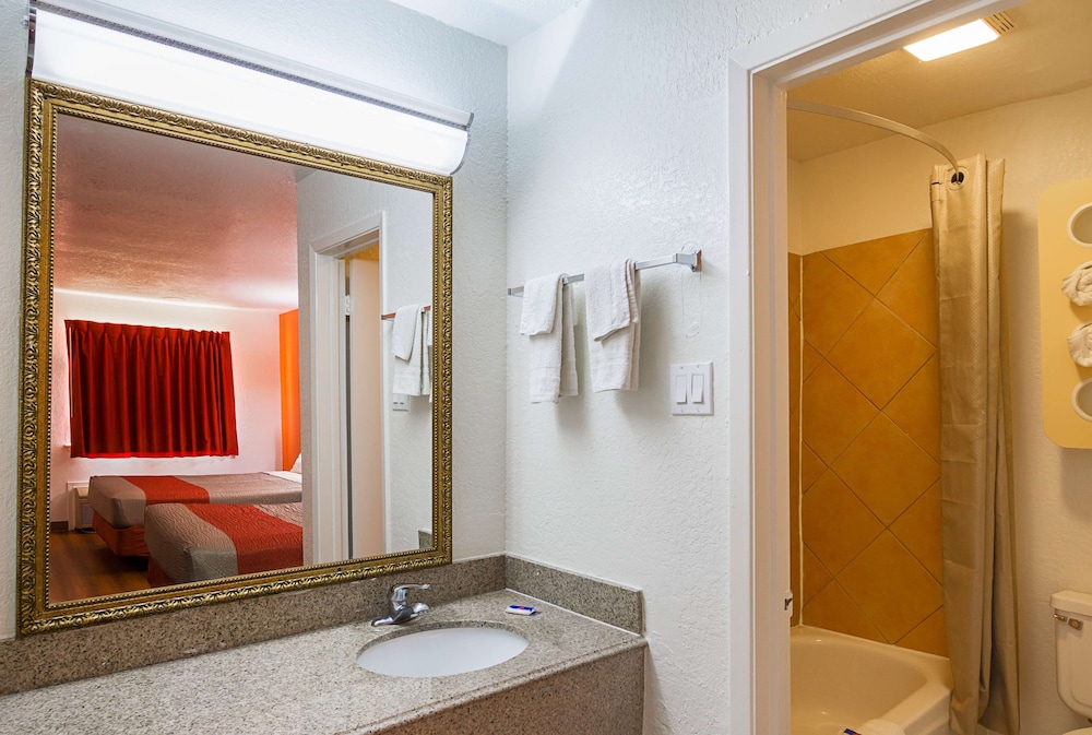 Motel 6 Red Oak, TX - Dallas - Property Image 8
