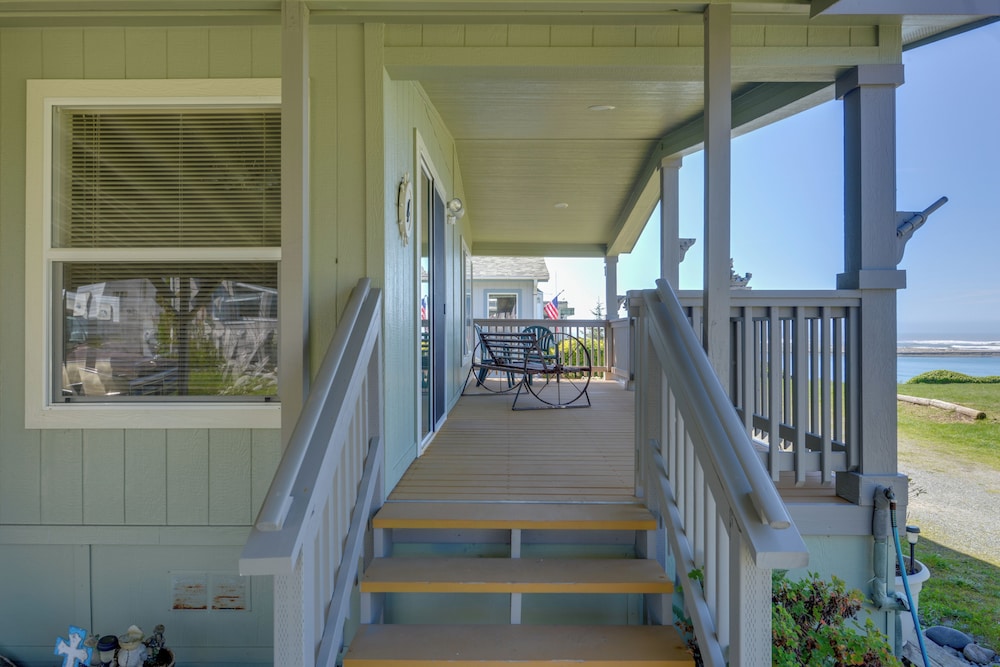 Smith River Home w/ Boat Launch & Ocean Views view 5