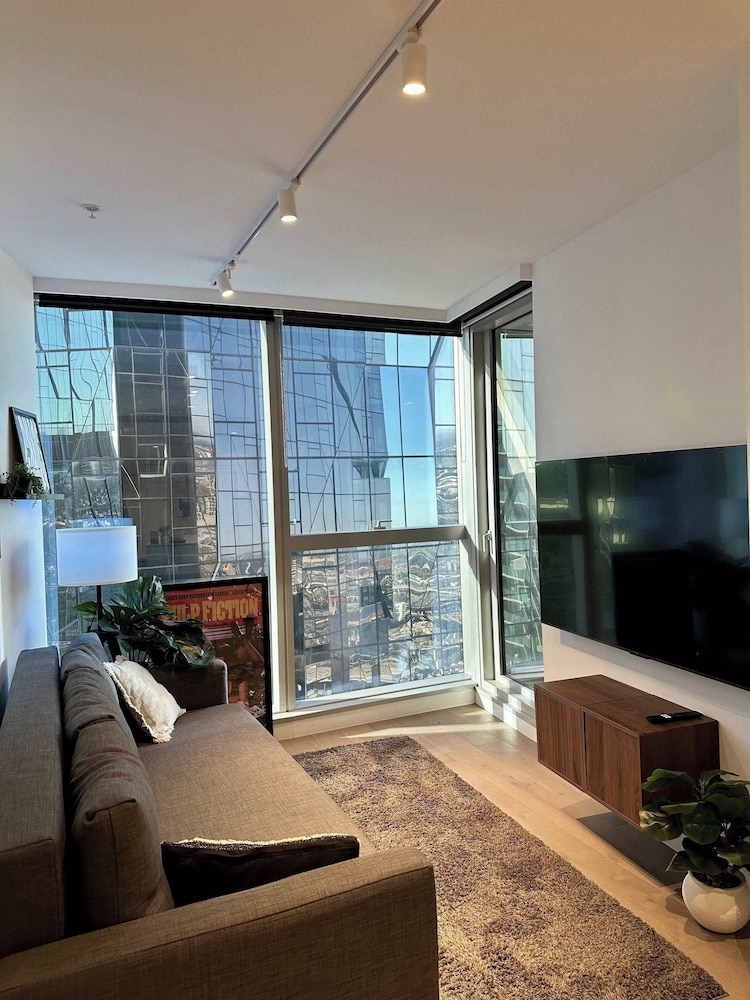A Comfy Apt Next to Southern Cross