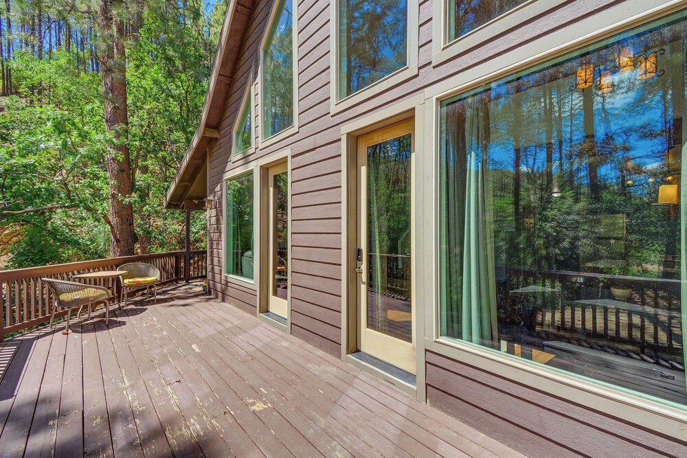 6 Mi to Mt Union: Peaceful Cabin w/ Deck