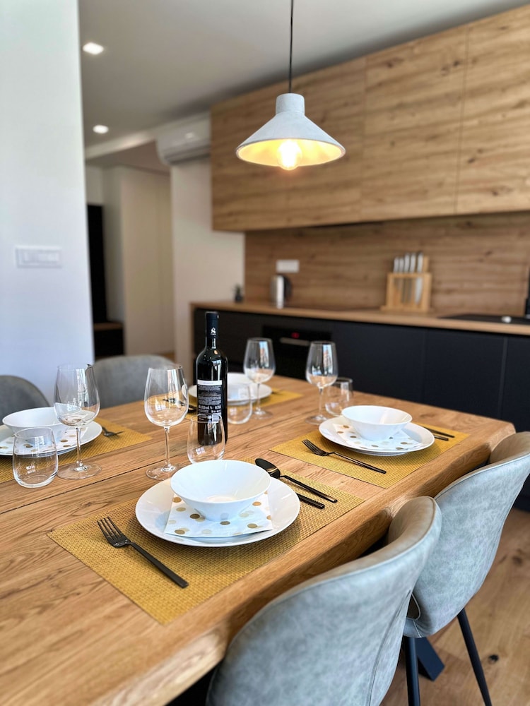 Garden Residence - Premium Downtown Apartment