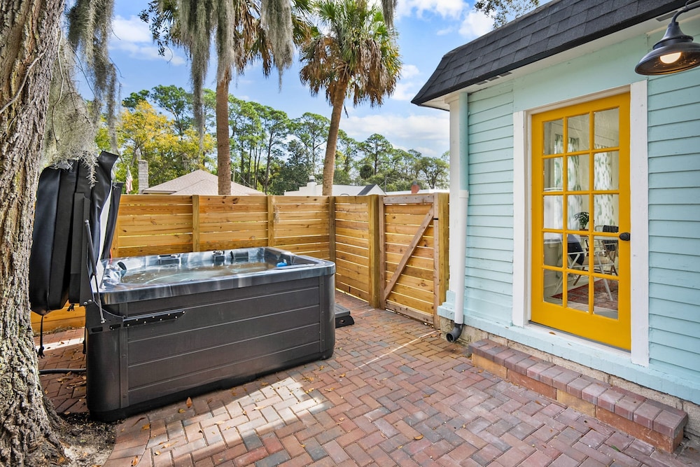 Newly Renovated Whimsical Cottage 2 Beds Hot Tub