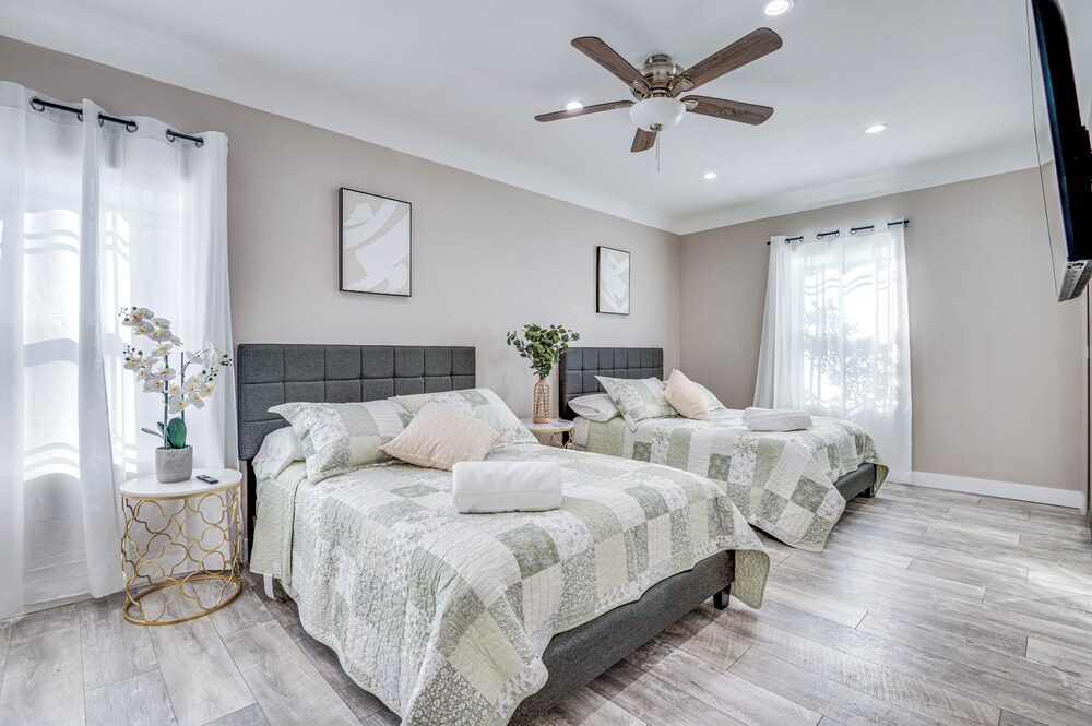 7 Mi to Downtown: East Los Angeles Apartment