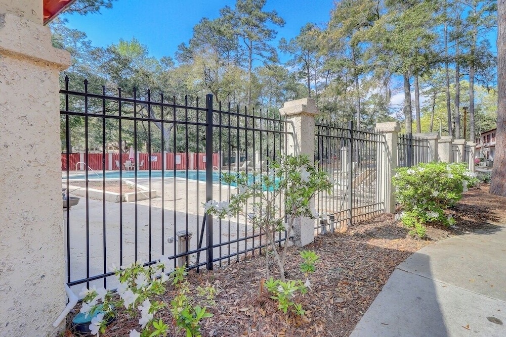 Renovated 2BR Hilton Head Home Walk to Shops