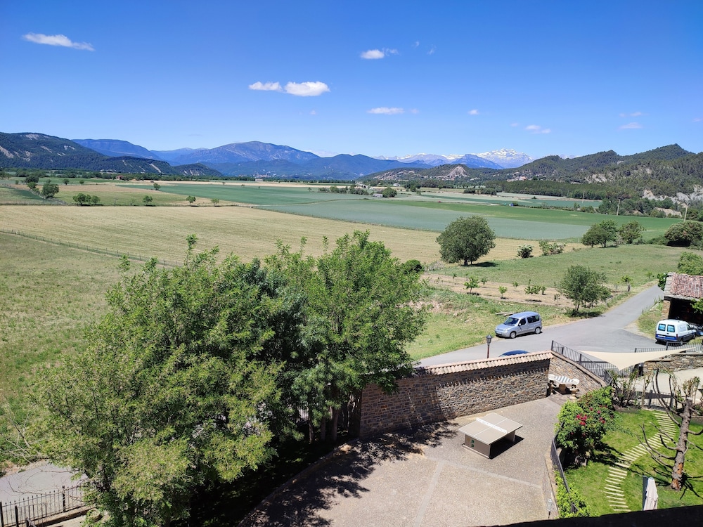 Casas Pirineo Aínsa: Historic Palace & Garden