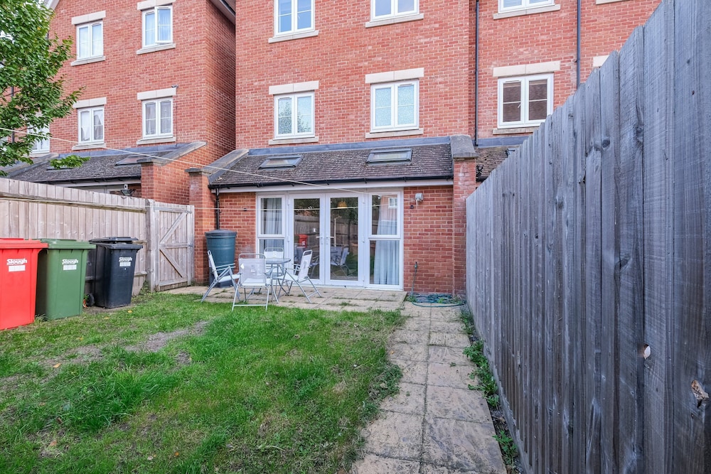 Spacious 6 Bedroom House in Denton Way