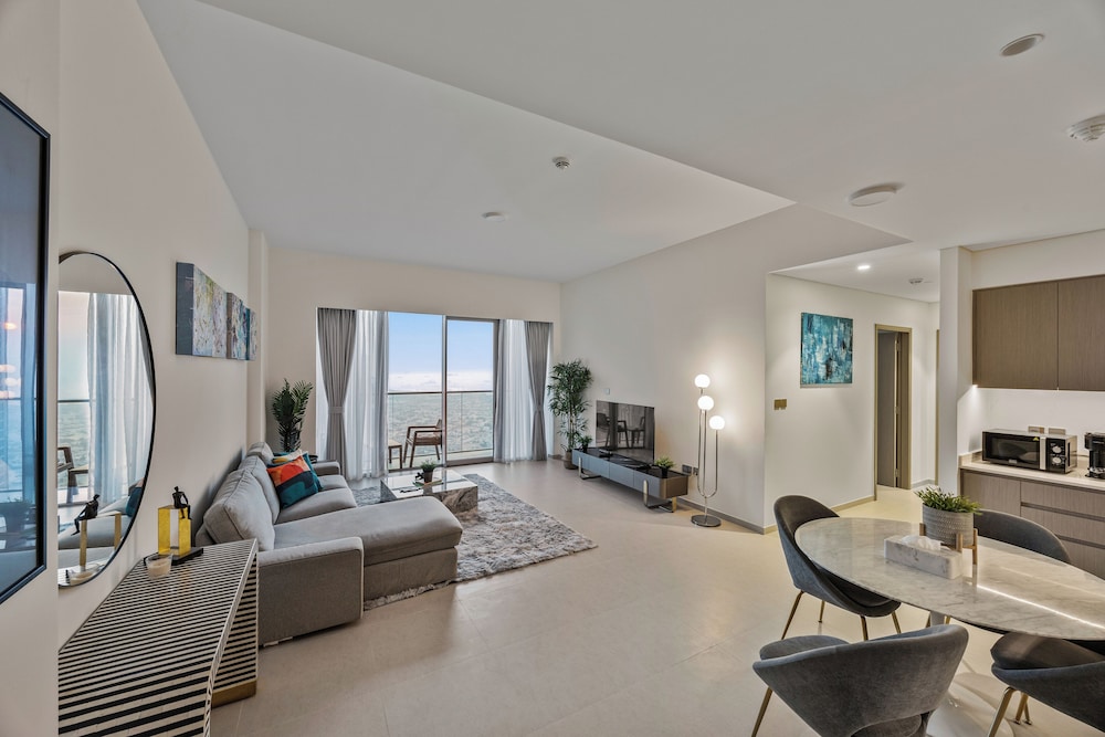 Luxury City Stay Near Mall and Pool