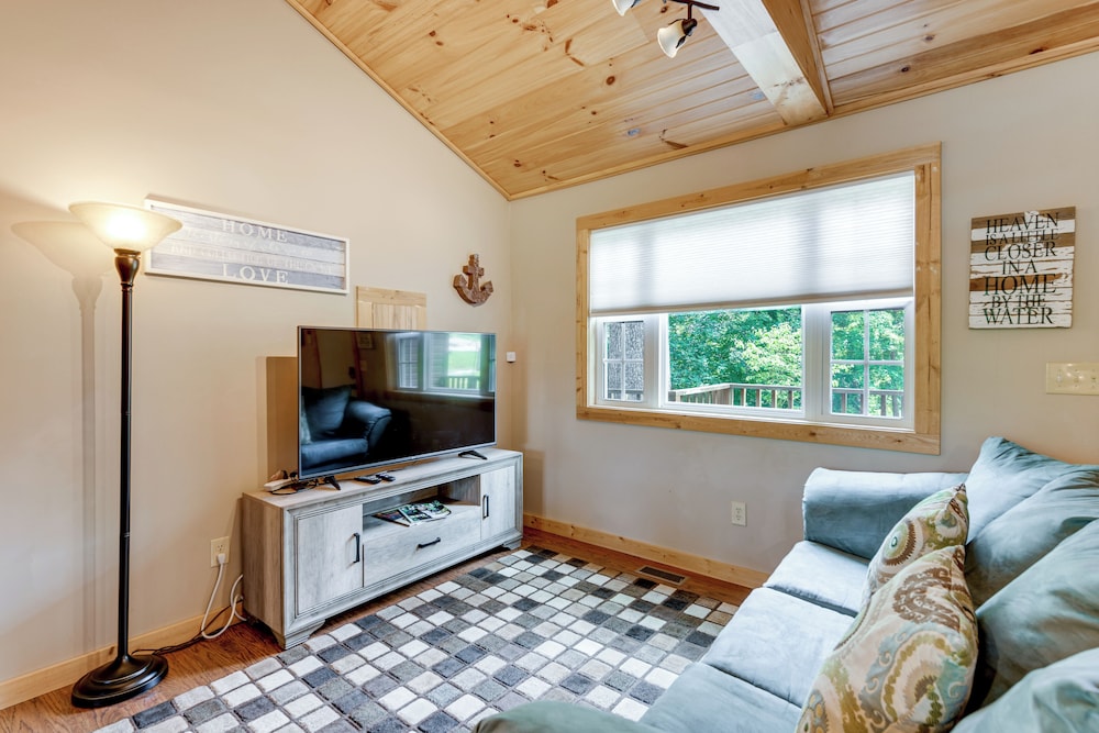 Boat Dock: Family-friendly Douglas Lake Home!