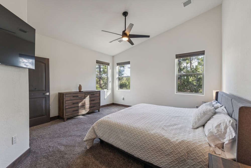Scenic Golf Retreat With Modern Comforts & Fireplace 4 Bedroom Townhouse