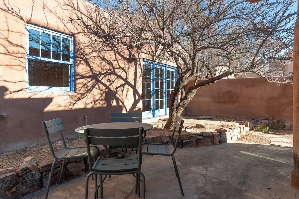 Apricot - Light-filled Modern Update to Historic Home, Walk to The Plaza and Canyon Rd