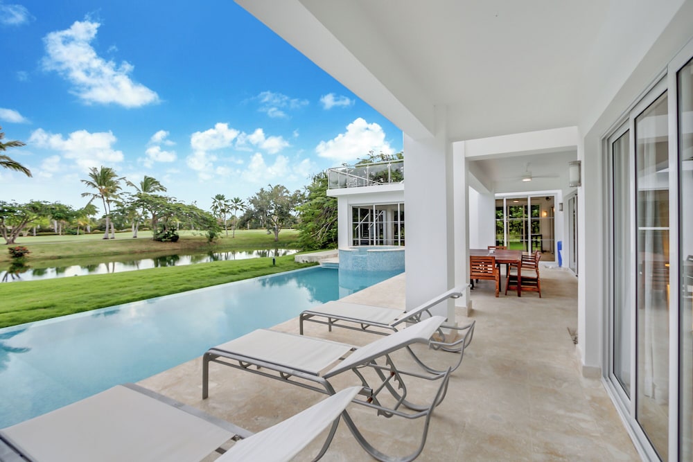 Lake View Cocotal Villa - Jacuzzi &Pool