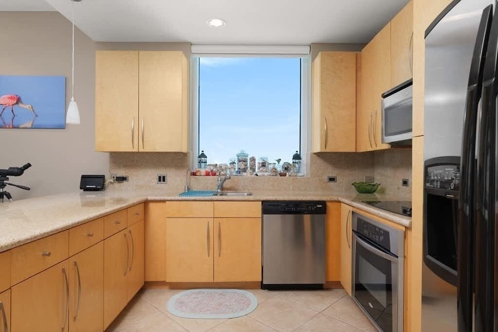Stunning 17th Floor Spacex Direct Views Luxe 3 Bedroom Apts