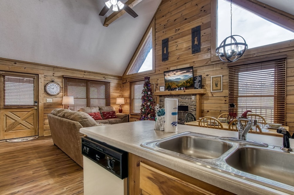 Er239- Sleepy Bear Great Location â Close To Town! 2 Bedroom Cabin by RedAwning view 4