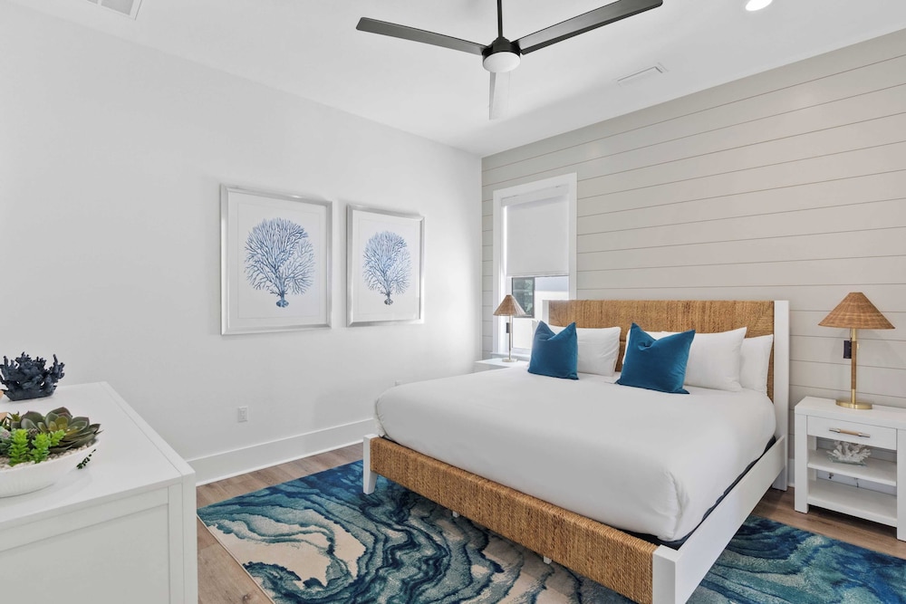 30A Salt & Solace Pool, Golf Cart, Hot Tub + Outdoor Kitchen
