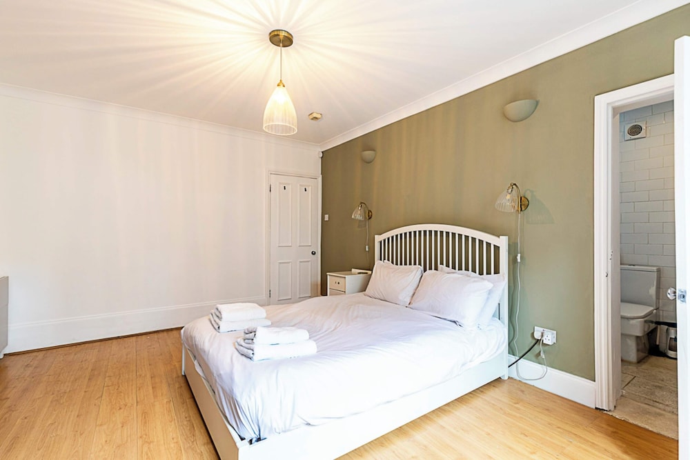Cosy and Modern Battersea Home