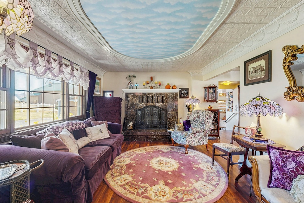 Unique 3br: Mountain Views, Hot Tub & Wood Stove