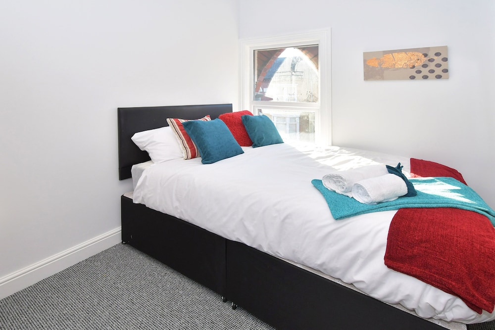 Townhouse @ 272 Walthall Street Crewe view 2