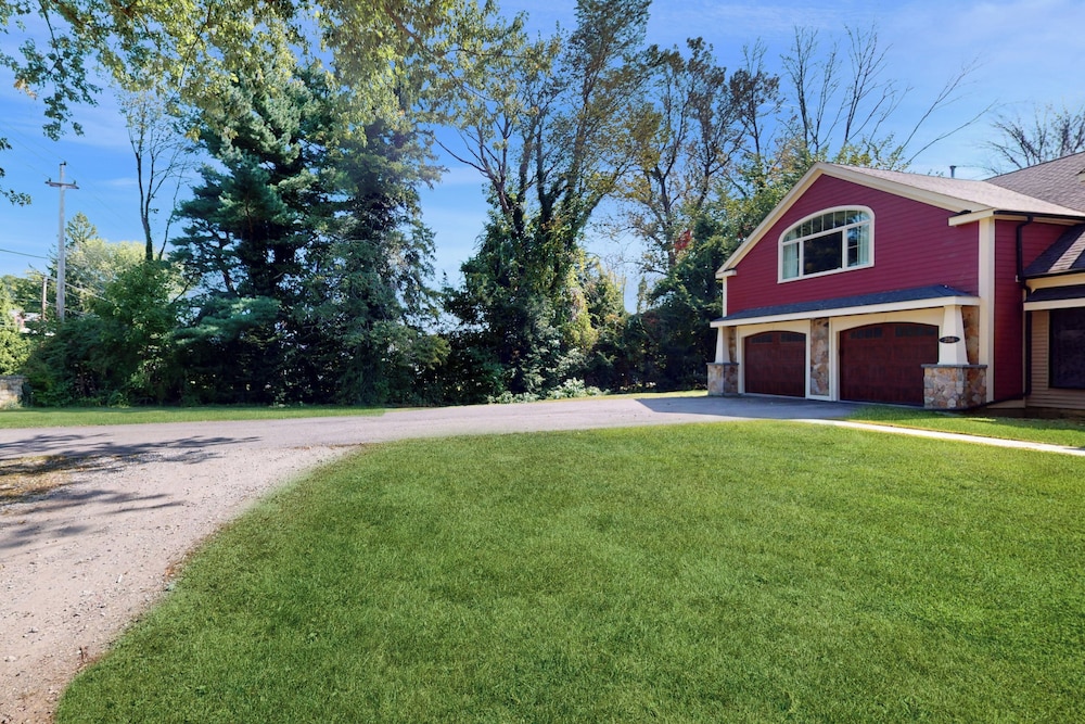 3BR House w/ A/C & Patio, Near Stadium & Shops