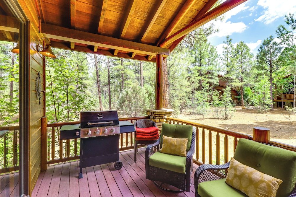 4 Mi to Fool Hollow Lake: Retreat w/ 2 Decks!