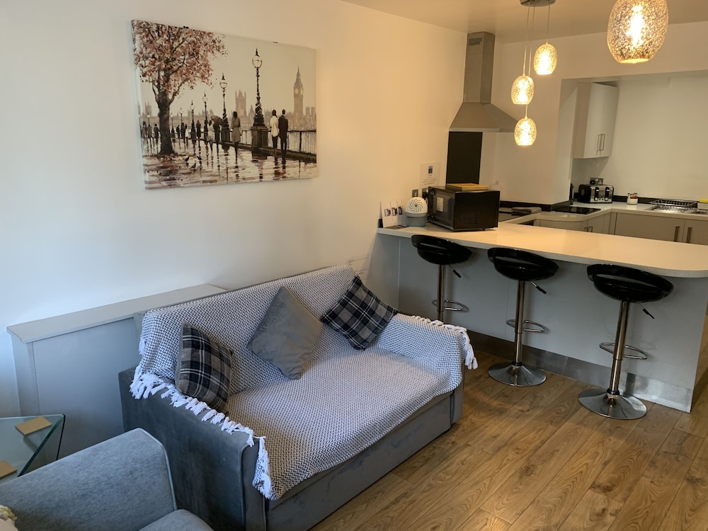 Stylish and Immaculate 2-bed Apartment in Leigh, photo 18