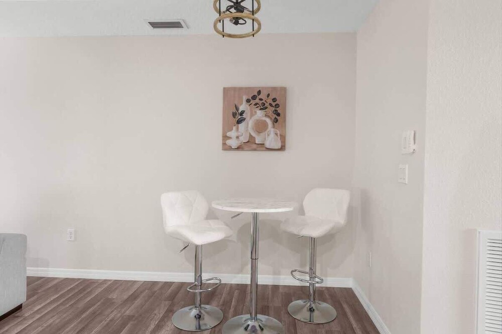 Hudson Retreat, 3 Bedroom Pool Home!