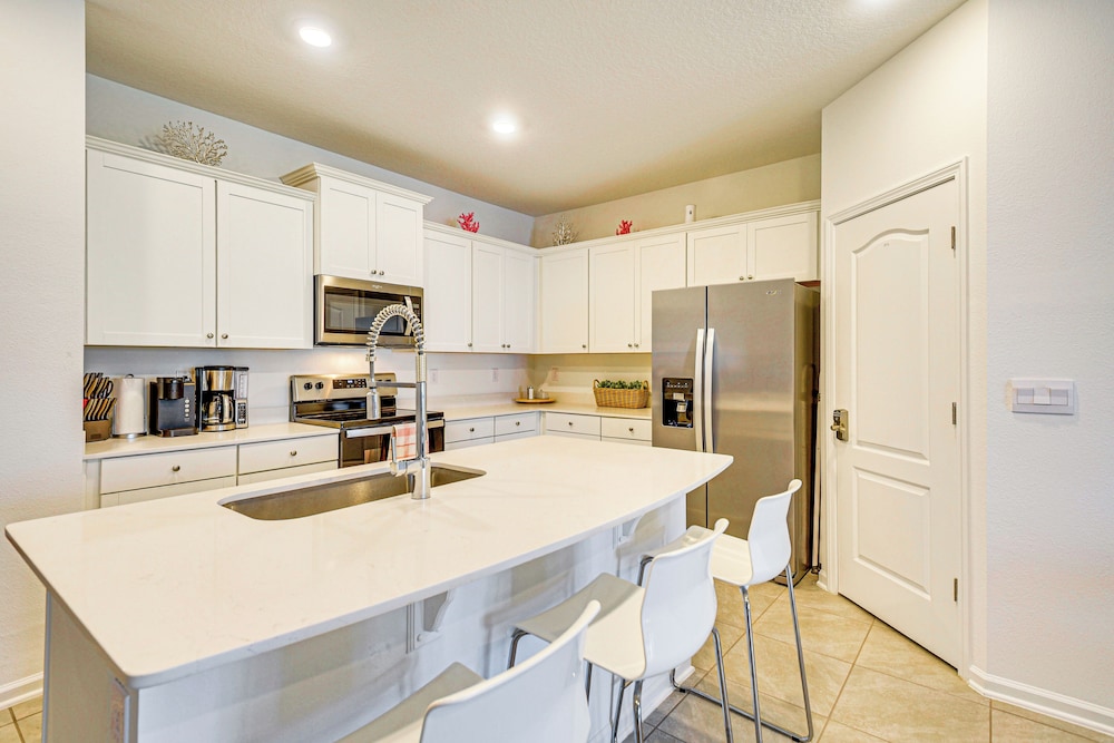 7 Mi to European Village: Pond-front Townhome!