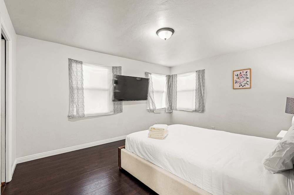 Not Affected by the Fire/spacious Retreat w/ Large Kitchen & Outdoor Patio
