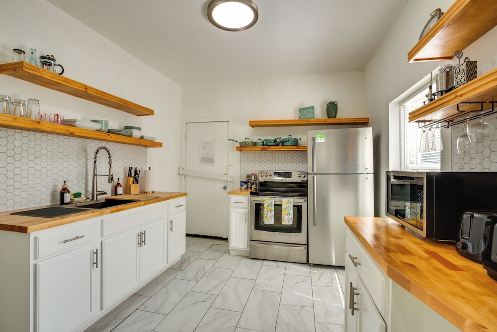 Modern 2BR Kansas City Condo Near Downtown