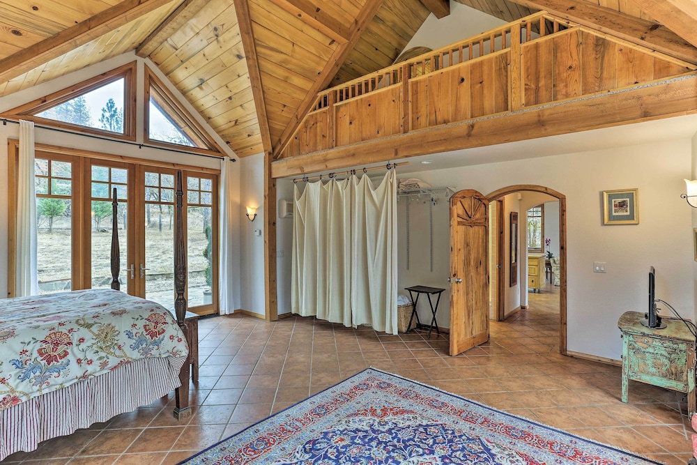 Peaceful Shasta Cascade Getaway on 15-acre Ranch!