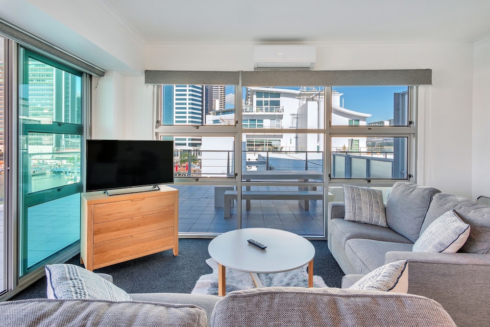 Stunning Harbour & City View Studio