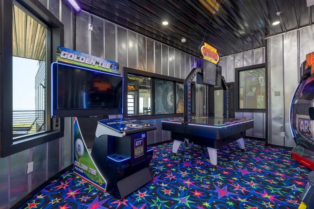 Bear Rug Inn Luxe Stays Pool Views Game Room