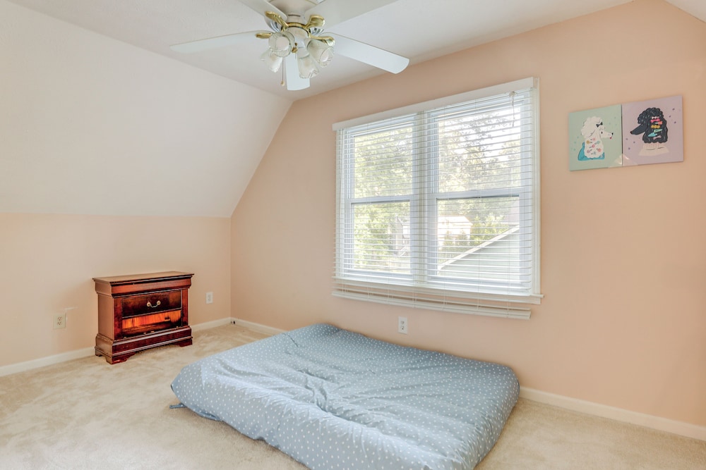 6 Mi to Stone Mountain Park: Home w/ Deck!