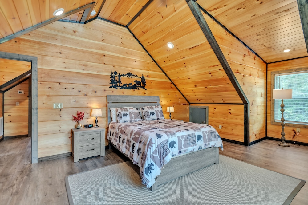 Black Bear Cabin Indoor Pool & Hot Tub Games 3 Bedroom Home by RedAwning view 3