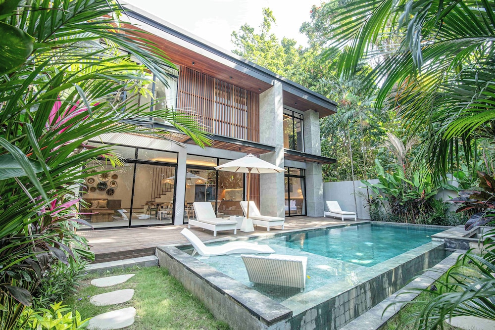 Enchanting 5BR Canggu Villa Moments to Sea