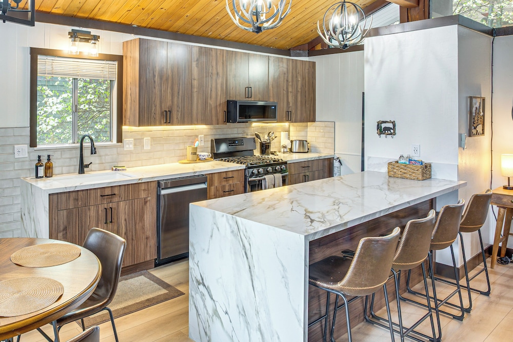 3 Mi to Lake Arrowhead Village: Pine-view Home!